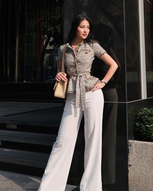  Mix áo peplum với quần ống loe, Phương Khánh không chỉ phô diễn được vòng eo ''thắt đáy lưng ong'' mà còn khoe được đôi chân dài miên man.