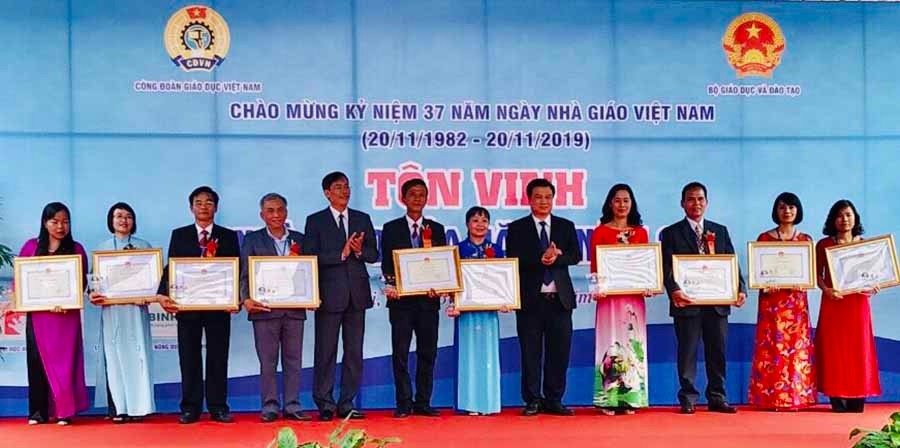 Thầy Cao Xuân Hà (thứ 4 bên trái qua) vinh dự được Bộ trưởng Bộ Giáo dục và Đào tạo tặng Bằng khen “Nhà giáo tiêu biểu của năm 2019” (Ảnh do nhân vật cung cấp) Thầy Cao Xuân Hà (thứ 4 bên trái qua) vinh dự được Bộ trưởng Bộ Giáo dục và Đào tạo tặng Bằng khen “Nhà giáo tiêu biểu của năm 2019” (Ảnh do nhân vật cung cấp)