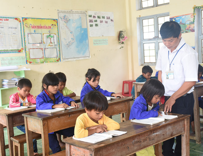 Thầy Nhất trong một buổi lên lớp tại điểm trường Kon Pling -ẢNH: ĐỨC NHẬT Thầy Nhất trong một buổi lên lớp tại điểm trường Kon Pling -ẢNH: ĐỨC NHẬT
