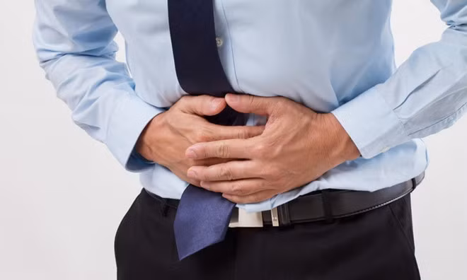 Có nhiều nguyên nhân gây ra đầy hơi hoặc co thắt bụng, nhưng nếu các triệu chứng này cứ dai dẳng không dứt, hãy đi khám ngay - Ảnh minh họa: Shutterstock