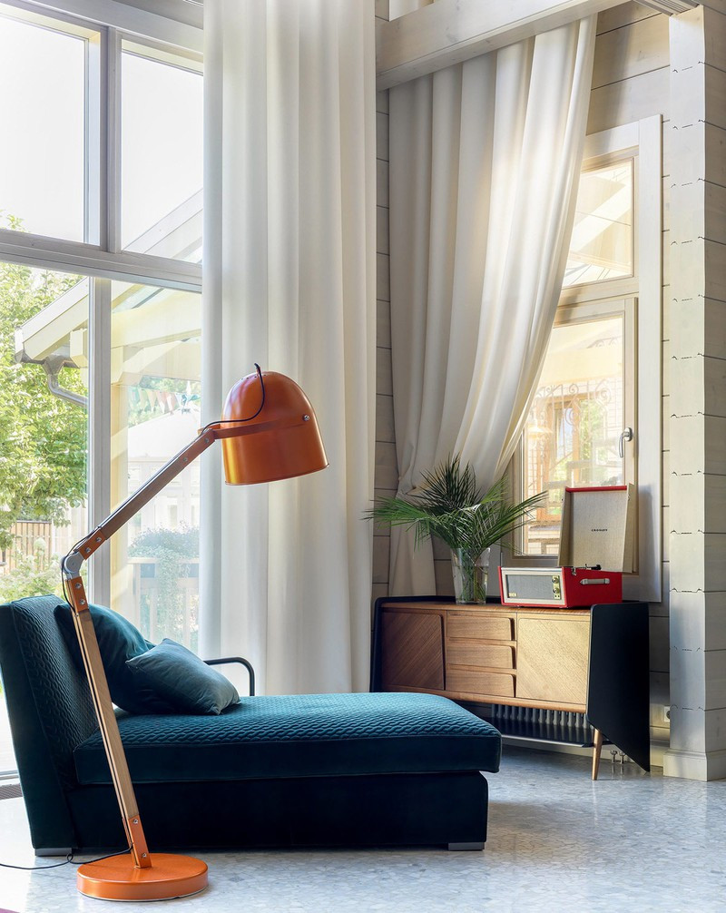 Ánh sáng từ cửa giúp cho việc trang trí nội thất bên trong thêm phần nổi bật. Ánh sáng từ cửa giúp cho việc trang trí nội thất bên trong thêm phần nổi bật.