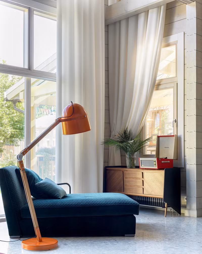 Ánh sáng từ cửa giúp cho việc trang trí nội thất bên trong thêm phần nổi bật.