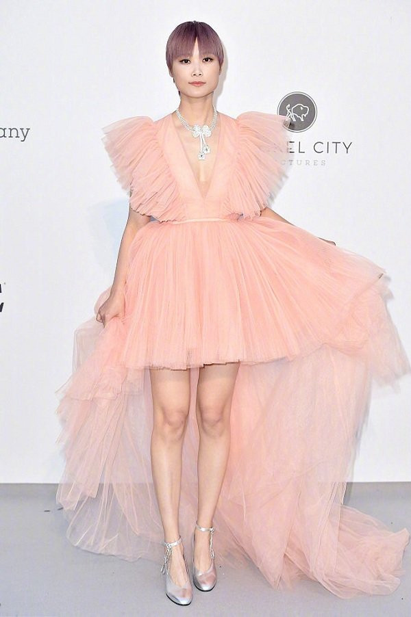 Lý Vũ Xuân cũng từng diện kiểu váy này với gam màu hồng pastel nữ tính thay vì màu đỏ rực