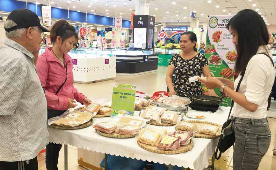  Sản phẩm xúc xích tươi của K.B food của thành viên Câu lạc bộ Khởi nghiệp nông nghiệp tỉnh được giới thiệu tại lễ hội nông sản địa phương do Siêu thị Co.op Mart Pleiku tổ chức. Ảnh: Vũ Thảo