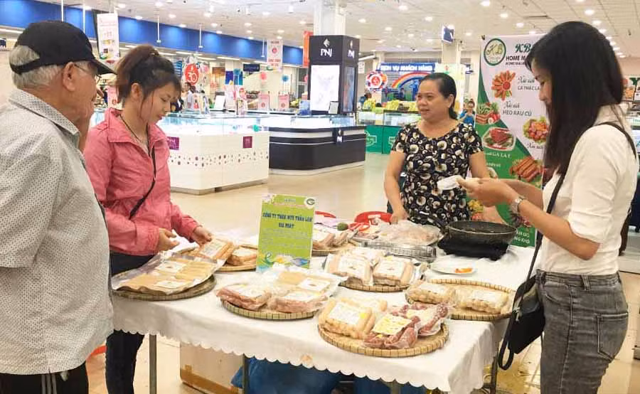  Sản phẩm xúc xích tươi của K.B food của thành viên Câu lạc bộ Khởi nghiệp nông nghiệp tỉnh được giới thiệu tại lễ hội nông sản địa phương do Siêu thị Co.op Mart Pleiku tổ chức. Ảnh: Vũ Thảo