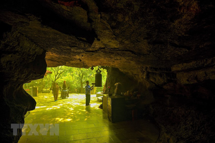 Mỗi một hang động đều có một sự tích và huyền thoại riêng tạo nên những nét kỳ bí và linh thiêng. (Ảnh: Minh Đức/TTXVN) Mỗi một hang động đều có một sự tích và huyền thoại riêng tạo nên những nét kỳ bí và linh thiêng. (Ảnh: Minh Đức/TTXVN)