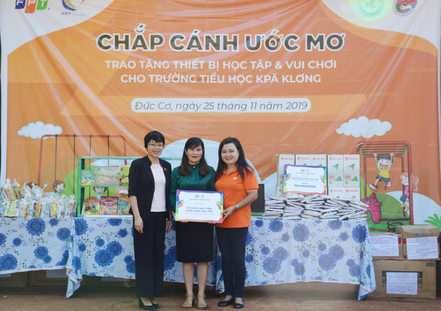 Công ty FPT tổ chức trao sân chơi và góc học tập cho thiếu nhi Gia Lai ảnh 2 Bà Nguyễn Thị Mai Phương, Đại biểu quốc hội Tỉnh Gia Lai trao tặng tủ sách cho trường tiểu học KpaKLơng, xã Ia Nan, huyện Đức Cơ. Ảnh: Hà Đức Thành