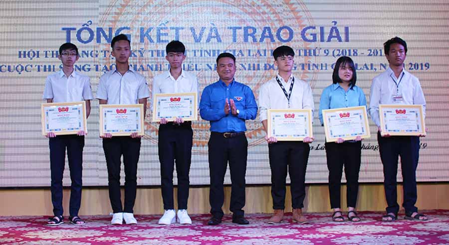 Ban Chấp hành Tỉnh Đoàn tặng bằng khen cho 7 cá nhân là các tác giả, thành viên thuộc nhóm tác giả đã đạt giải tại cuộc thi. Ảnh: P.L