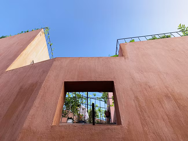 Toàn bộ căn nhà và phần vườn trên mái được lát gạch hoặc sơn đỏ, gợi nhớ đến những căn nhà truyền thống.