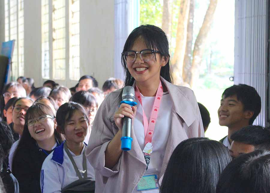 Học sinh hào hứng giao lưu, trao đổi với diễn giả bằng tiếng Anh về vấn đề CDTC. Ảnh: Mộc Trà