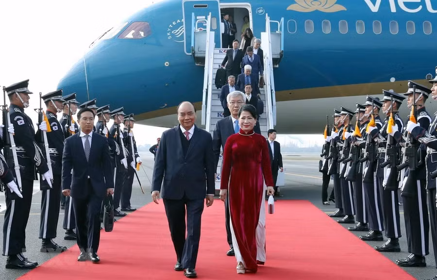 Lễ đón Thủ tướng Chính phủ Nguyễn Xuân Phúc và Phu nhân tại sân bay quân sự Gimhae, thành phố Busan. (Ảnh: Thống Nhất/TTXVN)