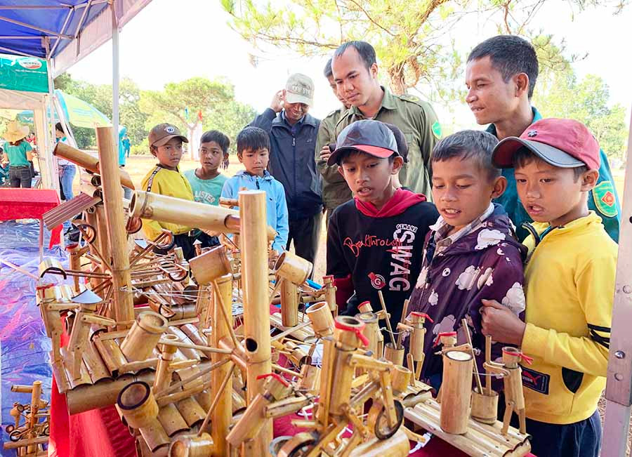 3Du khách thích thú tham quan gian hàng mĩ nghệ tre của xã Hà Bầu-ảnh PL