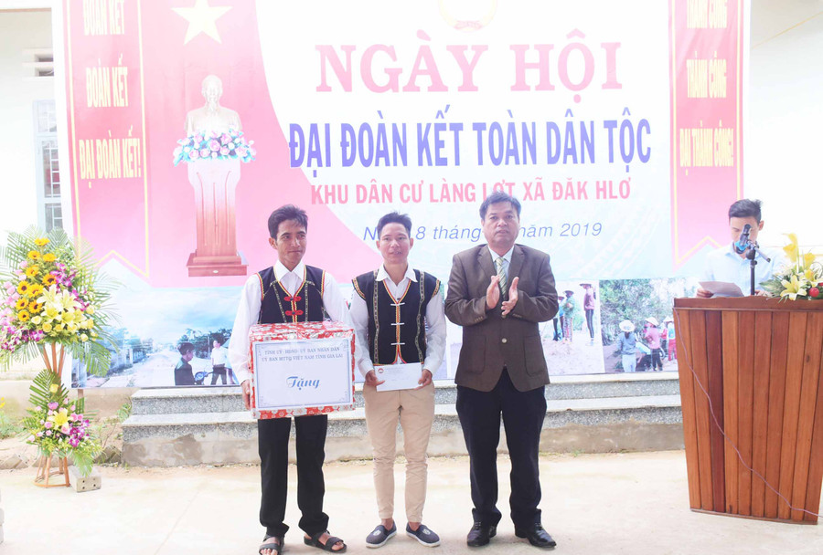Phó Chủ tịch UBND tỉnh Kpă Thuyên tặng quà cho nhân dân làng Lợt, xã Đak Hlơ, huyện Kbang. Ảnh: Minh Nguyễn