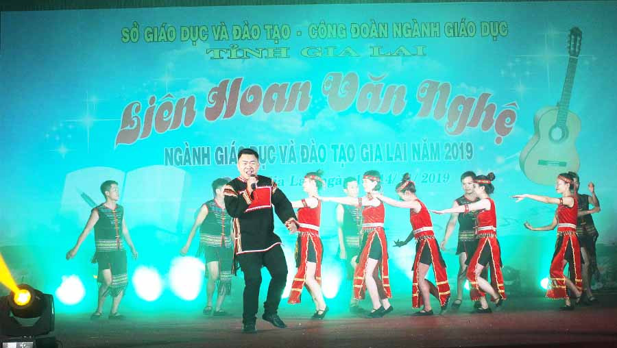 Thầy giáo Ksor Kốp (đơn vị Phòng GD-ĐT huyện Kông Chro) tự tin biểu diễn tiết mục đơn ca Suối hát Ây Rây. Ảnh: Mộc Trà