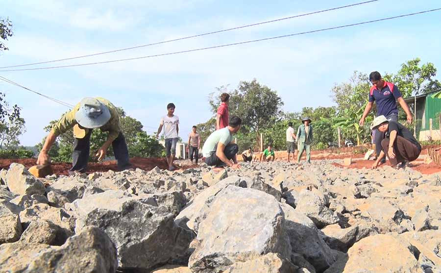  Người dân làng Ngo Le tham gia làm đường. Ảnh: V.T