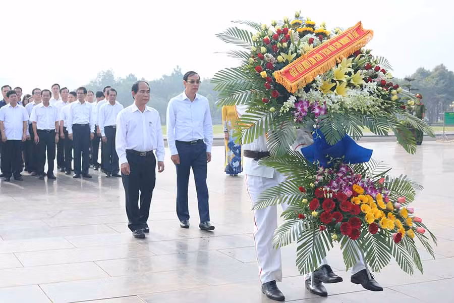 Đoàn công tác thành phố Hà Nội dâng hoa, dâng hương tưởng niệm Chủ tịch Hồ Chí Minh tại Quảng trường Đại Đoàn Kết (TP. Pleiku). Ảnh: N.S