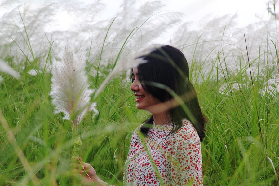 "Diễn sâu" giữa đồng cỏ lau trắng ngát - Ảnh: Mạnh Cường