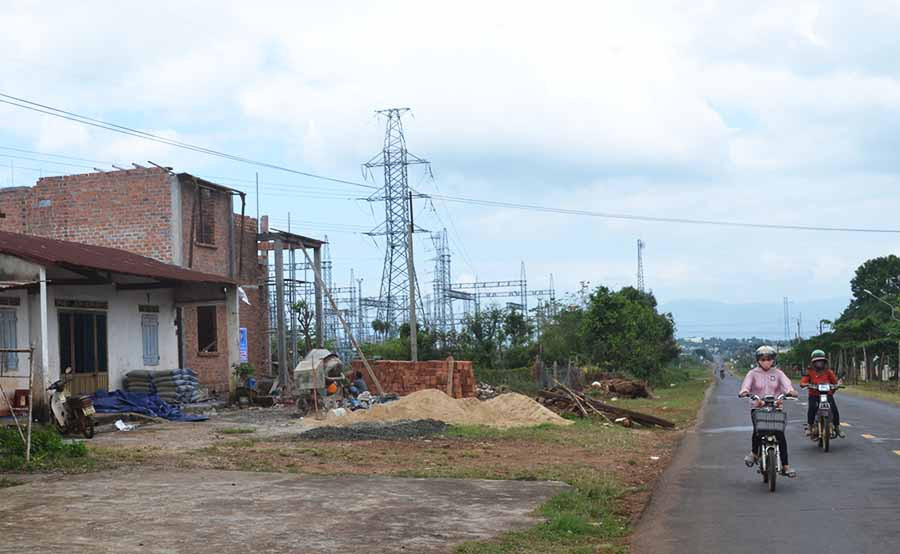  Ngôi nhà mà gia đình bà Đào Thị Nhẫn đang xây dựng nằm trong hành lang an toàn lưới điện. Ảnh: H.C