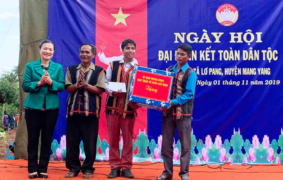 Bà Trương Thị Ngọc Ánh tặng quà cho bà con làng Roh (xã Lơ Pang, huyện Mang Yang). Ảnh: P.V