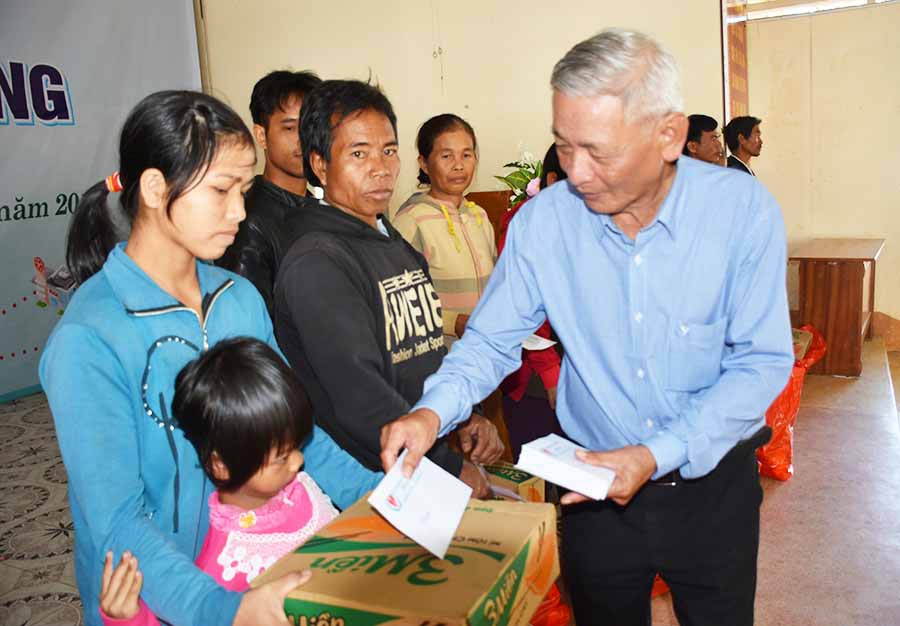 Ông Trương Đình Ba-Chủ tịch Hội Bảo trợ Người Khuyết tật và Bảo vệ Quyền trẻ em tỉnh Gia Lai trao quà cho các gia đình người khuyết tật tại huyện Mang Yang. Ảnh: Hà Phương  Ông Trương Đình Ba-Chủ tịch Hội Bảo trợ Người Khuyết tật và Bảo vệ Quyền trẻ em tỉnh Gia Lai trao quà cho các gia đình người khuyết tật tại huyện Mang Yang. Ảnh: Hà Phương