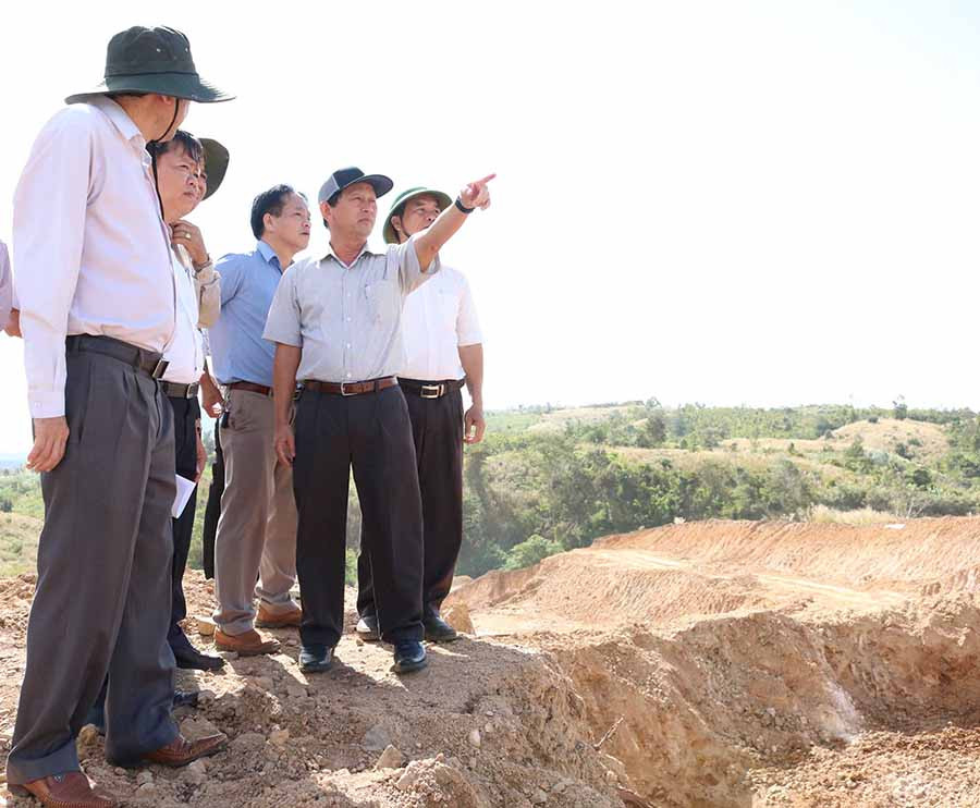 Bí thư Tỉnh ủy Dương Văn Trang (thứ 2 từ phải sang) kiểm tra tiến độ thi công công trình thủy lợi Plei Thơ Ga. Ảnh: N.S