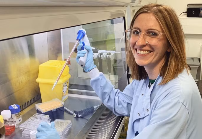 Tiến sĩ Rachel Eyre, người đứng đầu nhóm nghiên cứu, tại phòng thí nghiệm - ảnh: Đại học Manchester
