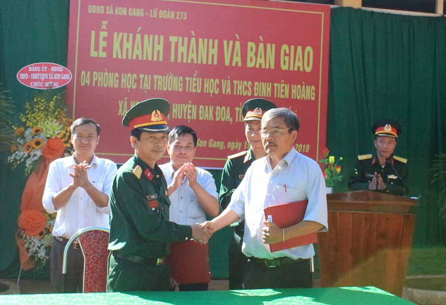 Đại diện Chỉ huy Lữ đoàn Tăng-Thiết giáp 273 bàn giao các phòng học cho Trường Tiểu học và Trung học cơ sở Đinh Tiên Hoàng. Ảnh: Vũ Duy Hiển