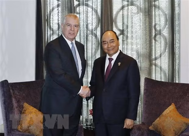 Thủ tướng Nguyễn Xuân Phúc tiếp Hoàng tử Anh Andrew Albert Christian Edward. (Ảnh: Thống Nhất/TTXVN)