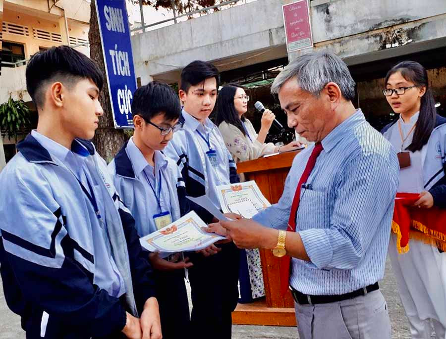 Thầy Cao Xuân Hà trao tặng giấy khen cho học sinh đạt thành tích cao trong học tập tại lễ tổng kết năm học 2018-2019. Ảnh: T.D  Thầy Cao Xuân Hà trao tặng giấy khen cho học sinh đạt thành tích cao trong học tập tại lễ tổng kết năm học 2018-2019. Ảnh: T.D