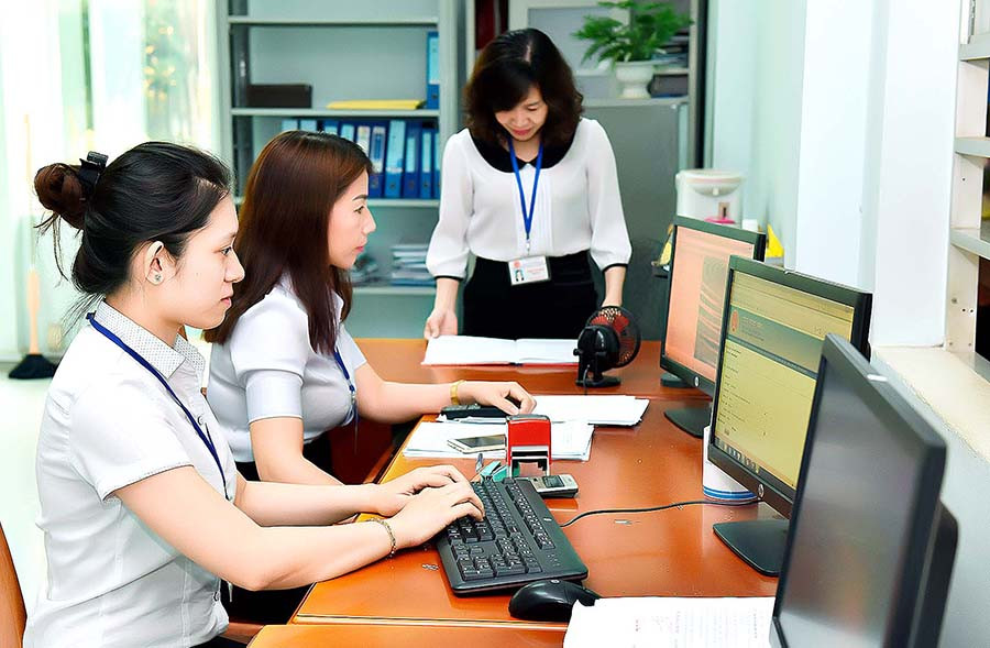 Thu thuế điện tử tại Cục Thuế tỉnh. Ảnh: ĐỨC THỤY Thu thuế điện tử tại Cục Thuế tỉnh. Ảnh: ĐỨC THỤY