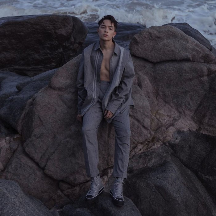 Tông màu trung tính với cả set ghi xám là sự lựa chọn của Kelbin. Đơn giản, minimalist nhưng chẳng hề đơn điệu.