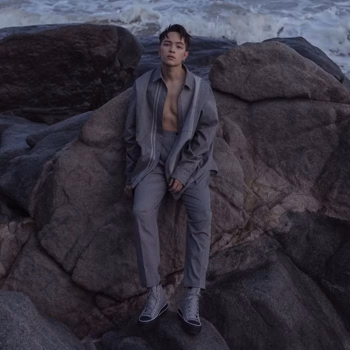 Tông màu trung tính với cả set ghi xám là sự lựa chọn của Kelbin. Đơn giản, minimalist nhưng chẳng hề đơn điệu.