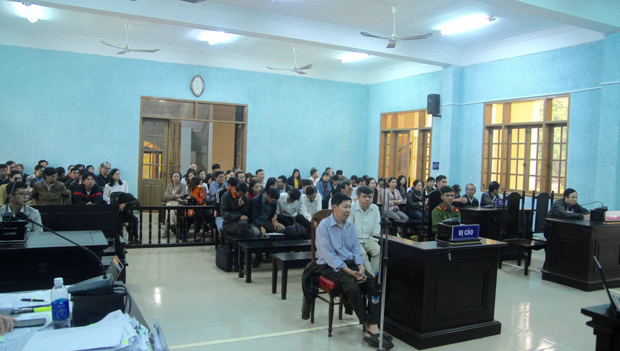 Đông đảo người đến theo dõi phiên tòa xét xử các bị cáo. Ảnh: Văn Ngọc