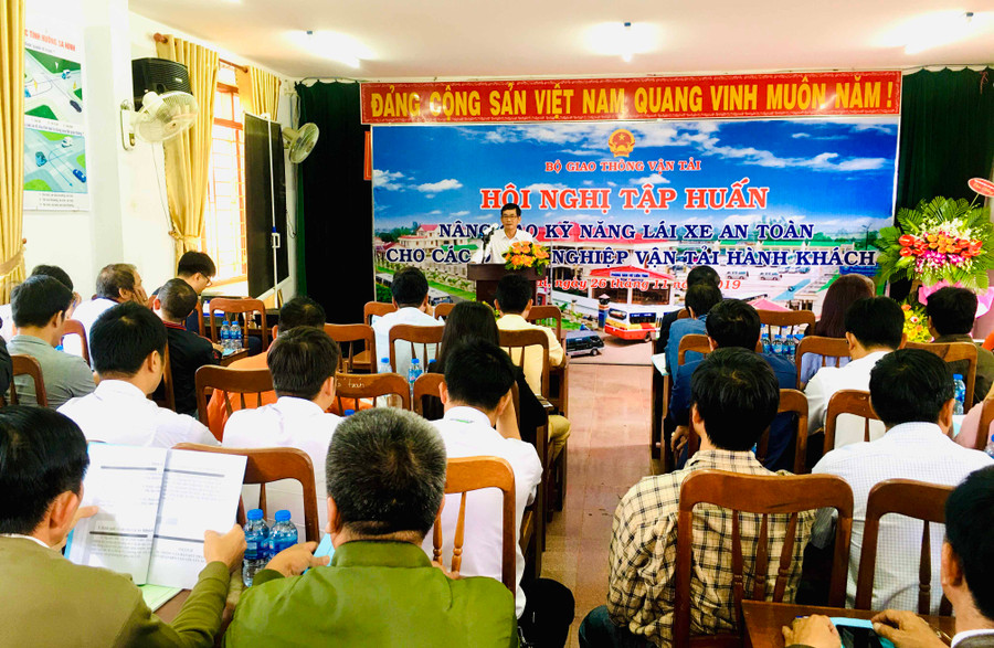 Toàn cảnh Hội nghị tập huấn “Nâng cao kỹ năng lái xe an toàn cho các doanh nghiệp vận tải hành khách”. Ảnh: Lê Hòa