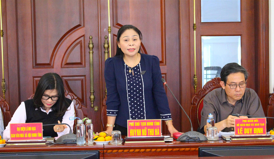 Phó Chủ tịch UBND tỉnh Huỳnh Nữ Thu Hà phát biểu tại buổi làm việc. Ảnh: Hồng Thi