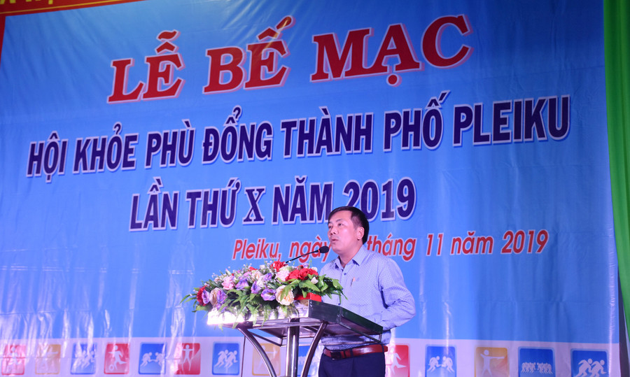 Ông Nguyễn Đình Thức-Trưởng phòng Giáo dục-Đào tạo TP. Pleiku, Phó Ban tổ chức Hội khỏe Phù Đổng TP. Pleiku lần thứ X năm 2019 phát biểu bế mạc. Ảnh: Hà Phương