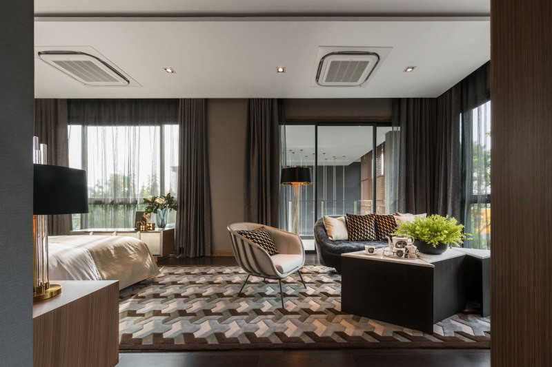 Phòng ngủ đặt trên tầng 3 cũng có kiểu thiết kế mở với tường bằng kính hiện đại.