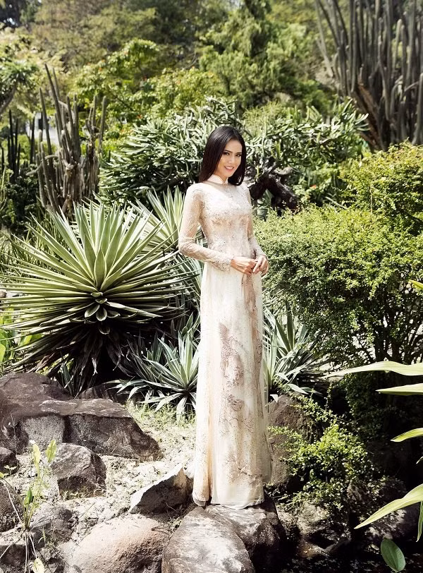 Nhà thiết kế Minh Châu cho biết việc cắt may dựa trên nền vải ren mỏng là một trong những dụng ý của anh nhằm phô bày vẻ đẹp hình thể đầy gợi cảm của Quanh Đi nhưng vẫn giữ đúng chuẩn mực của phụ nữ Á đông chứ không hề gây phản cảm