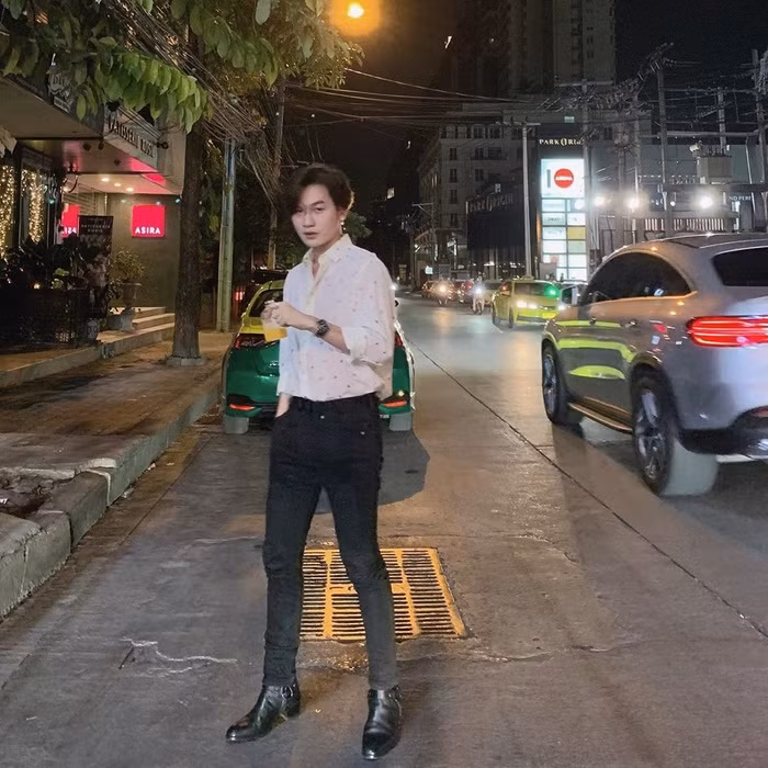 Ali Hoàng Dương bảnh bao với cây đồ đơn giản gồm áo sơ-mi và quần đen ôm.