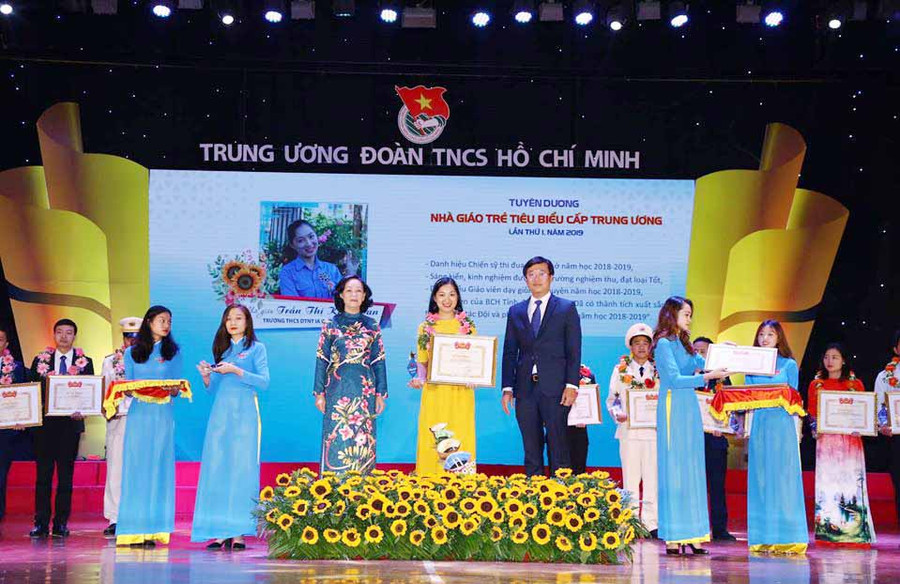 Cô giáo trẻ Trần Thị Kim Loan vinh dự được nhận bằng khen của Trung ương Đoàn TNCS Hồ Chí Minh. Ảnh: Kim Loan.