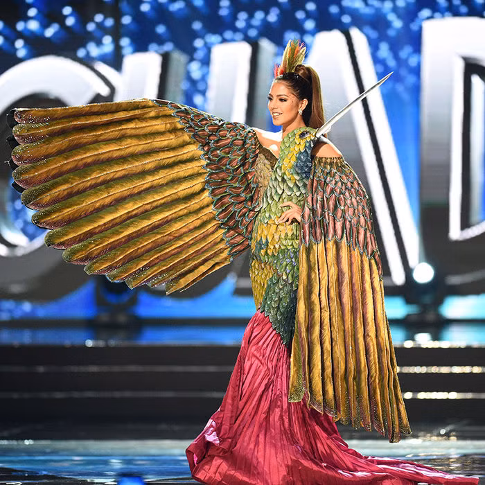  Hoa hậu Ecuador như một loài thiên điểu trên sân khấu Miss Universe 2016.