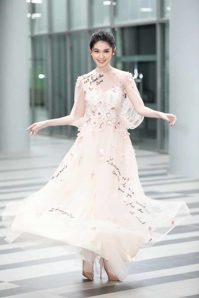 Thùy Dung xinh đẹp khi diện váy ren bồng bềnh cùng lối trang điểm nhẹ nhàng - Ảnh: Kiệt Võ