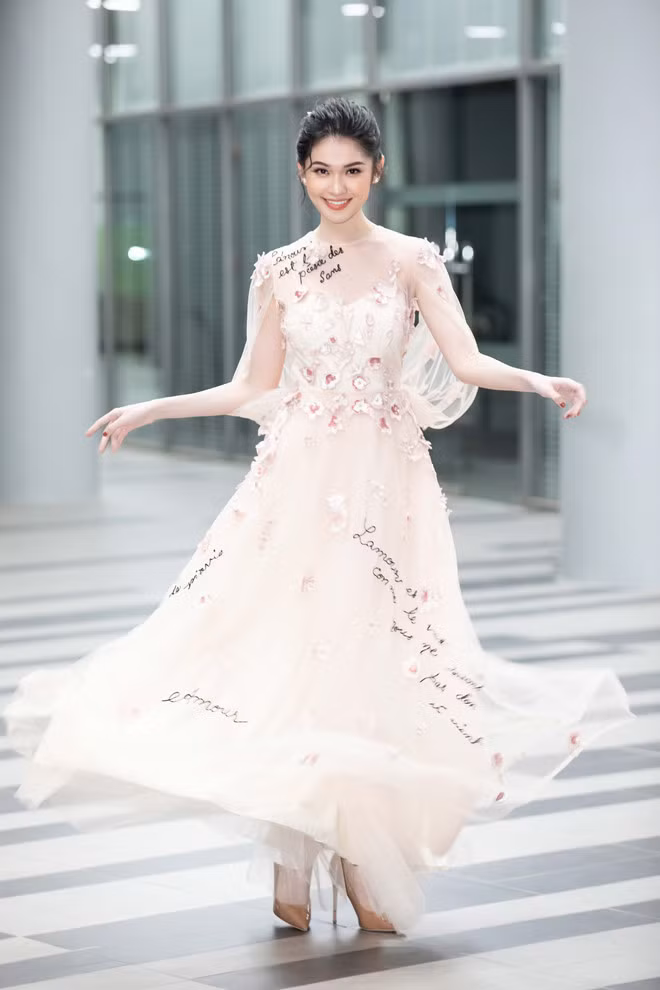 Thùy Dung xinh đẹp khi diện váy ren bồng bềnh cùng lối trang điểm nhẹ nhàng - Ảnh: Kiệt Võ