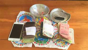 Tang vật tiền và dụng cụ lắc bầu cua thu giữ. Ảnh: An Nhân