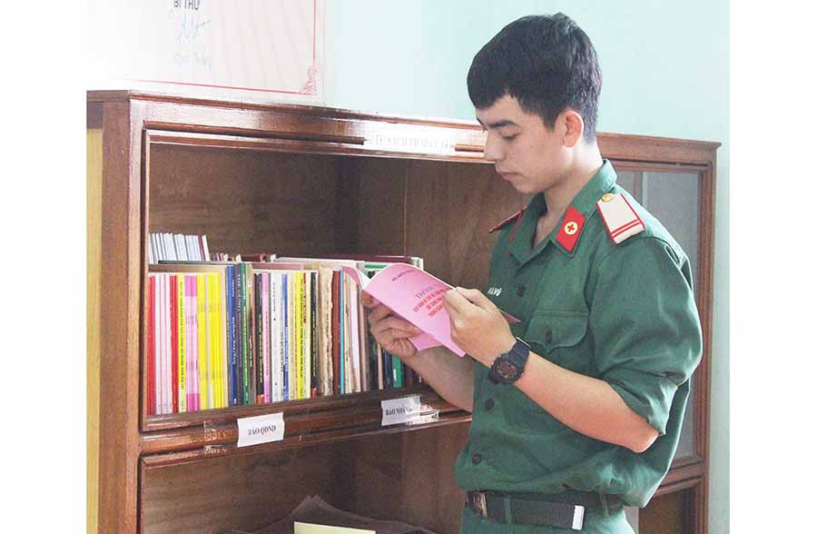  Chiến sĩ Võ Văn Vũ đang nghiên cứu thông tư. Ảnh: A.H