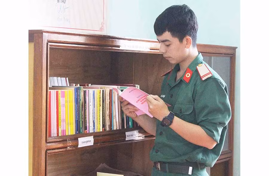  Chiến sĩ Võ Văn Vũ đang nghiên cứu thông tư. Ảnh: A.H