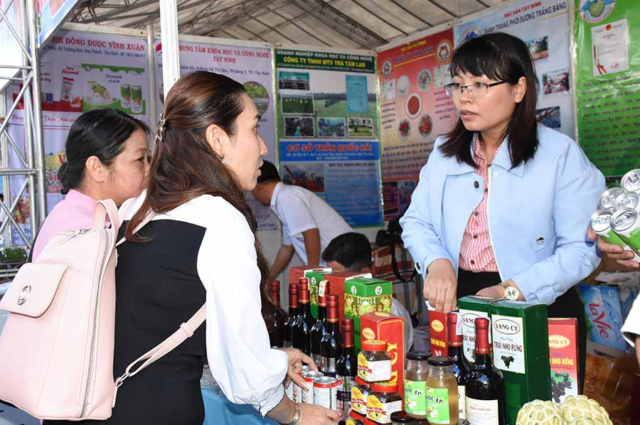 Các phẩm nông nghiệp cao được người dân rất quan tâm. Ảnh: Q.T