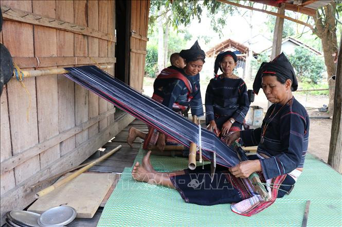Phụ nữ dân tộc Bahnar dệt thổ cẩm để phục vụ du lịch.