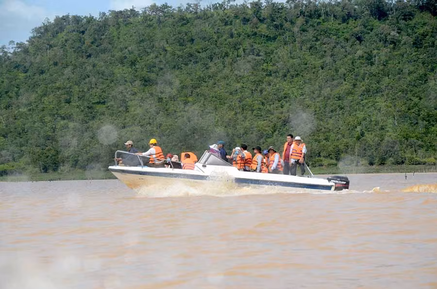 Du thuyền trên hồ Ayun Hạ. Ảnh: Đ.P