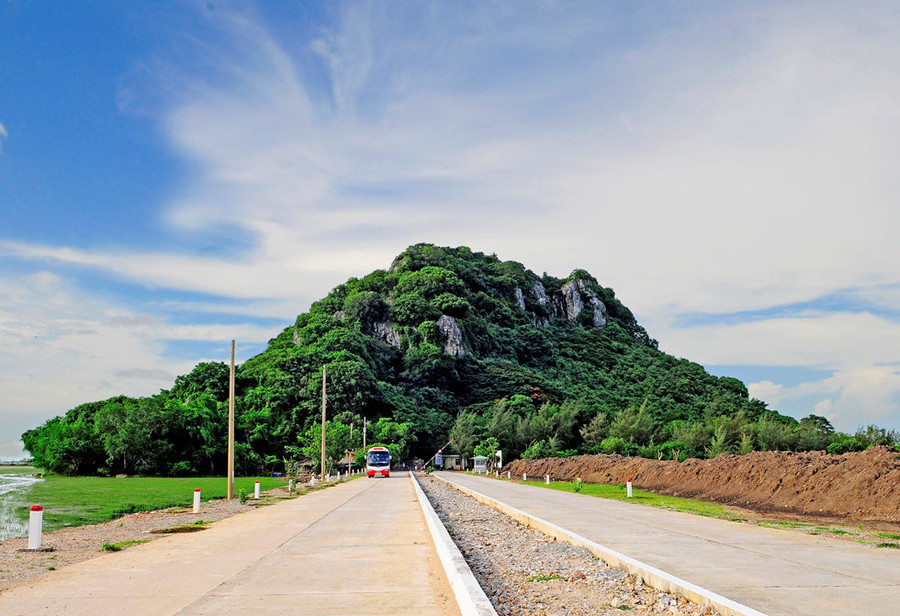 Đá Dựng cách trung tâm thị xã Hà Tiên khoảng 6 km, có độ cao gần 100 m. Gọi là núi Đá Dựng vì đá ở đây dựng đứng như vách. Khung cảnh đá núi, hang động trong không gian trời mây hữu tình khiến danh thắng này được nhiều du khách yêu thích và thường đến tham quan trong hành trình du lịch của mình.